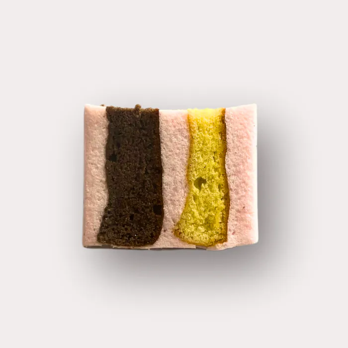 Roti Ager berlapis merah muda, coklat, dan kuning