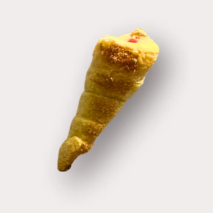 Horn, pastry kerucut bertabur gula dengan isian krim